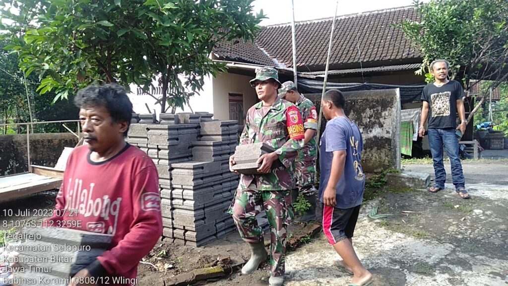 Wujudkan Rumah Layak Huni, Babinsa Pos Selopuro Bantu Rehab Rutilahu Milik Warga Binaannya