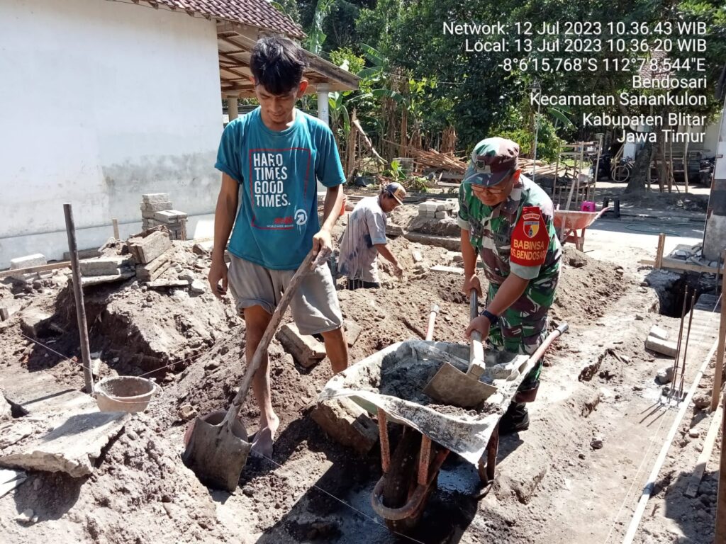 Membaur Dengan Masyarakat, Babinsa Koramil Sanankulon Rehab Rutilahu Milik Warga Binaannya