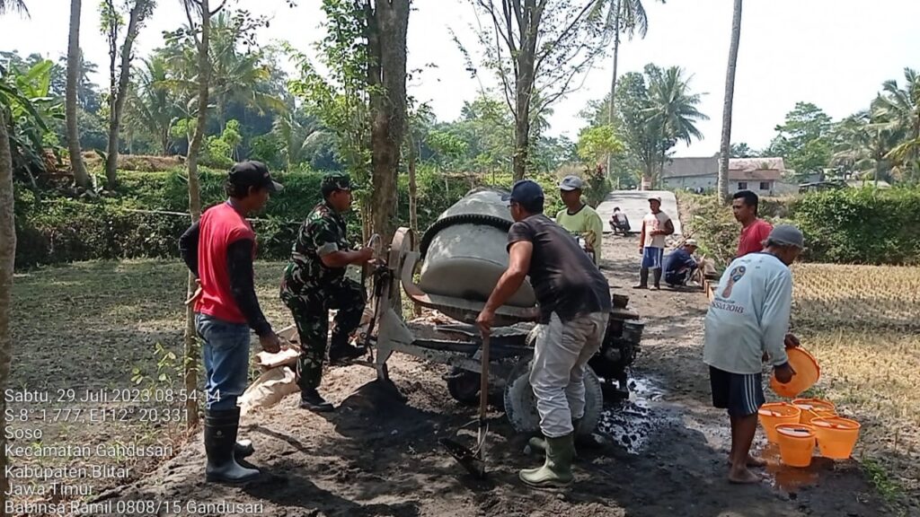 Peduli Pembangunan Wilayah Binaan, Babinsa Koramil Gandusari Gelar Gotong Royong Bersama Warga