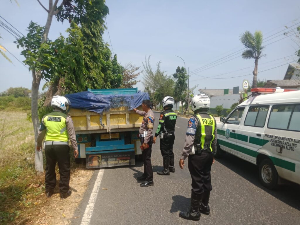 Satlantas Polres Sumenep Tindak Tegas Dump truck Galian C Tanpa Terpal