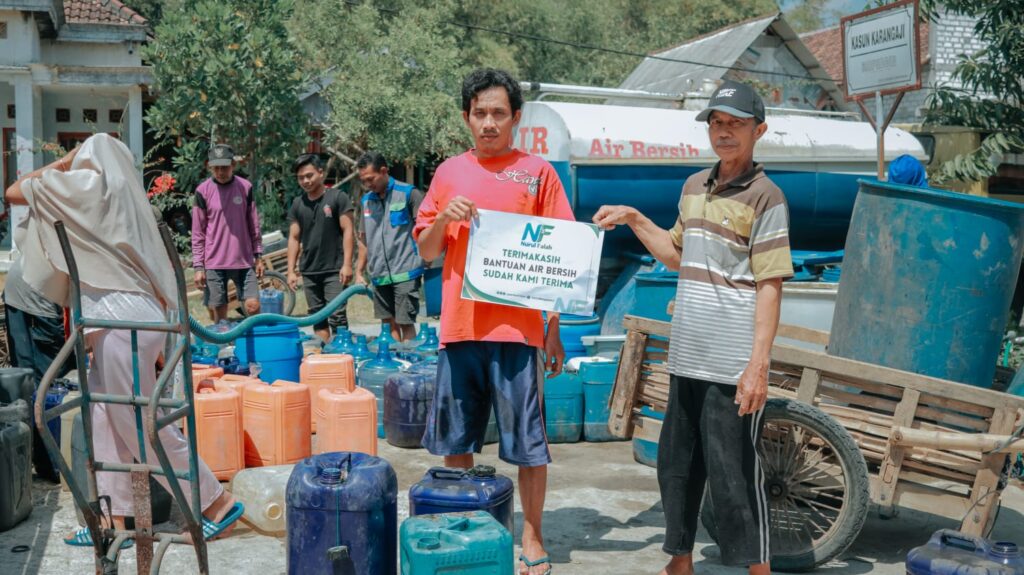 Kekeringan Melanda: LAZIS Nurul Falah Salurkan Air Bersih Untuk Masyarakat Lamongan