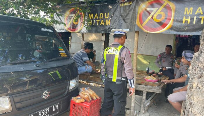 Satlantas Polres Sumenep Himbau Sopir Truk Muat Material Pakai Terpal, Jangan Melebihi Muatan