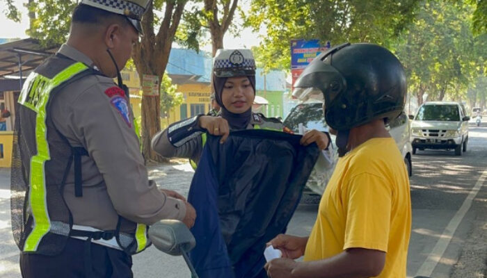 Tertib Berlalulintas, Pengendara Motor Dapat Kejutan Hadiah Dari Polisi