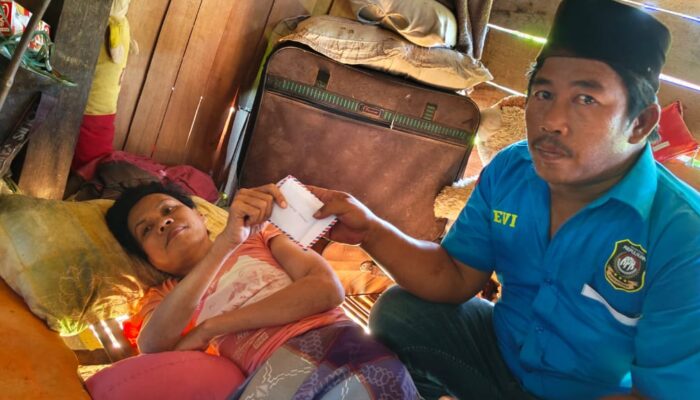 Peduli Kaum Dhuafa, Relawan Peduli Kangean Salurkan Bantuan Sembako Dan Uang Tunai