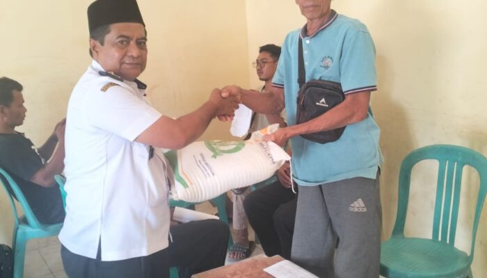 Demi Kesejahteraan Warganya, Kepala Desa Sapajang Bagikan Bantuan Sosial