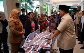 Prabowo Jenguk Korban Kecelakaan Kereta di RSUD Bekasi, Perintahkan Investigasi dan Perbaikan Lintasan