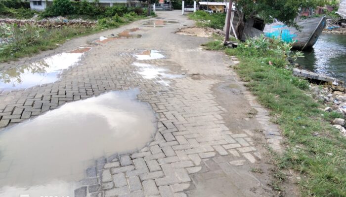 Membahayakan Pengendara, Jalan Rusak Di Pelabuhan Batu Guluk Kangean Terkesan Dibiarkan