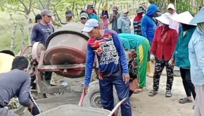 Demi Infrastruktur yang Lebih Layak, Warga Dusun Patereman Desa Angkatan Lakukan Swadaya Perbaiki Jalan Rusak